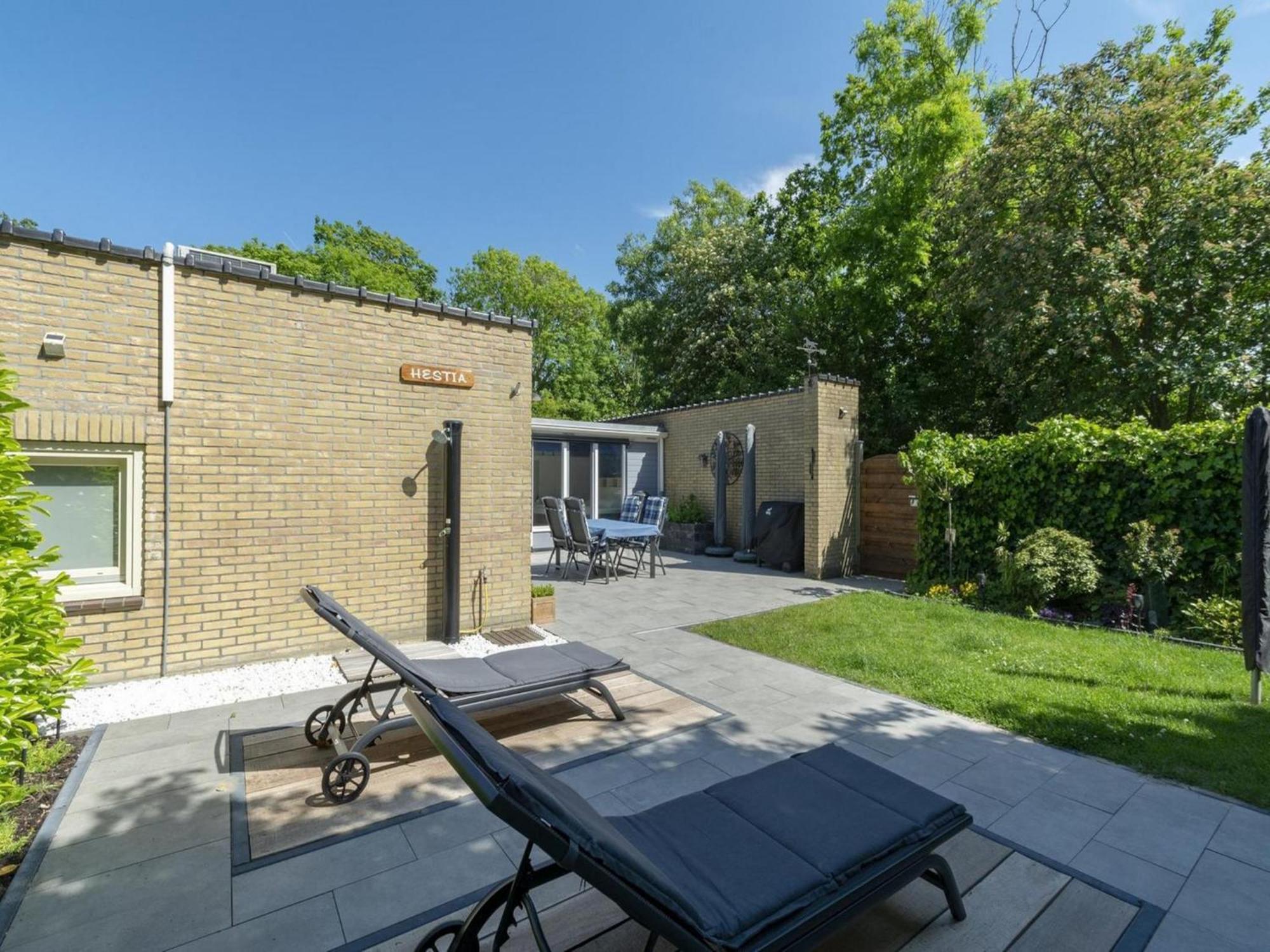 Stylish Bungalow With A Large Garden Sint Maartensvlotbrug Esterno foto