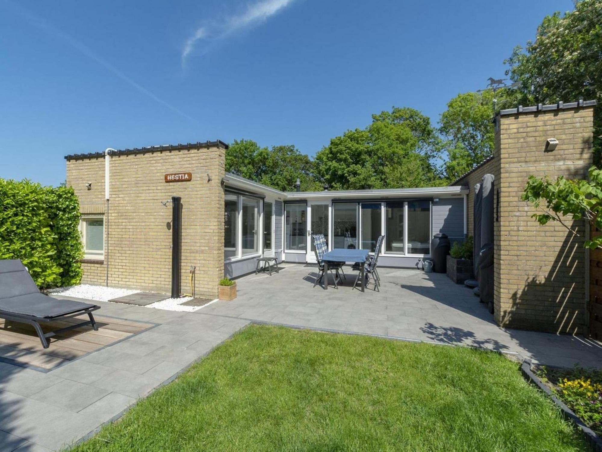 Stylish Bungalow With A Large Garden Sint Maartensvlotbrug Esterno foto